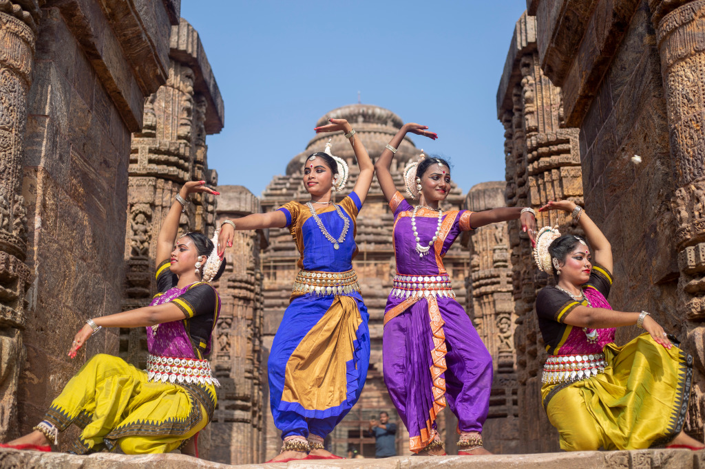 Klassische Odissi-Tänzerinnen, Odisha, Indien jigsaw puzzle in Menschen puzzles on TheJigsawPuzzles.com