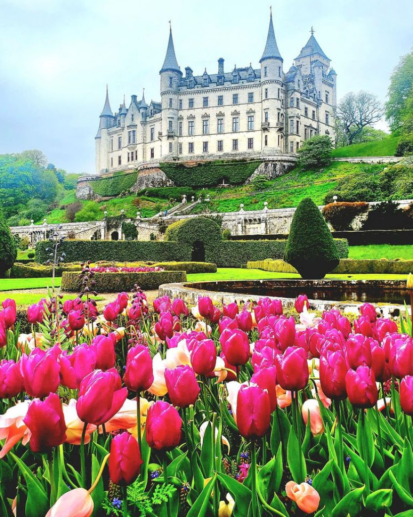 Dunrobin Castle in Scotland jigsaw puzzle in Theresa Stephens puzzles on TheJigsawPuzzles.com