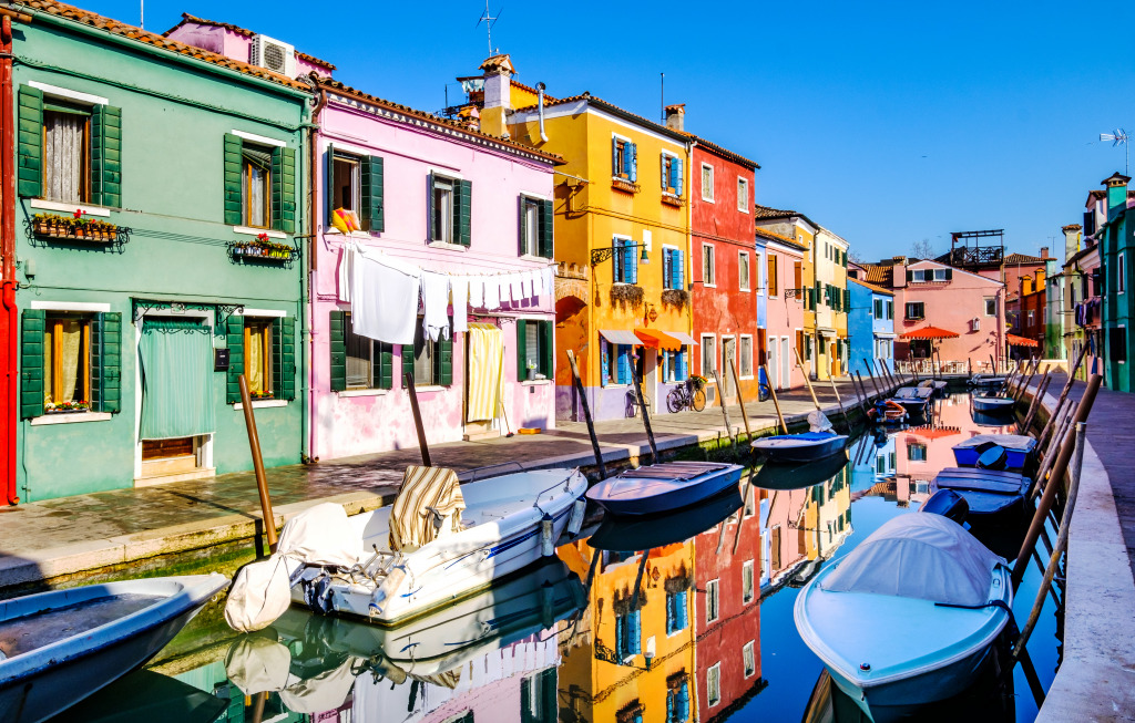 Burano Island, Venise, Italie jigsaw puzzle in Paysages urbains puzzles on TheJigsawPuzzles.com