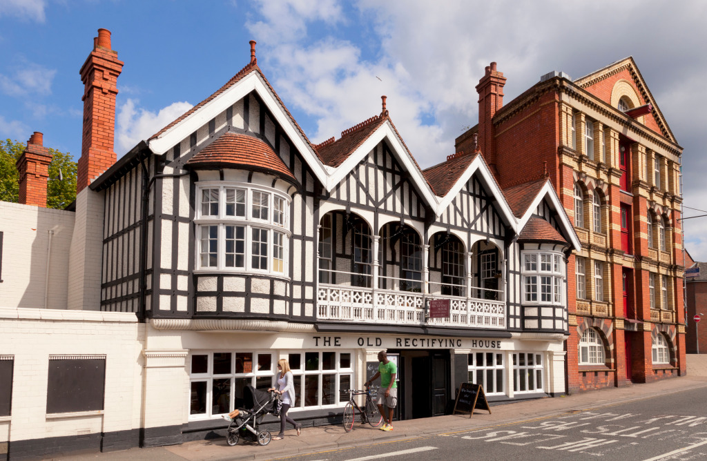 The Old Rectifying House, Worcester, Angleterre jigsaw puzzle in Paysages urbains puzzles on TheJigsawPuzzles.com