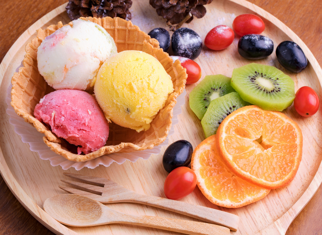 Домашнее мороженое со свежими фруктами jigsaw puzzle in Еда и Напитки puzzles on TheJigsawPuzzles.com
