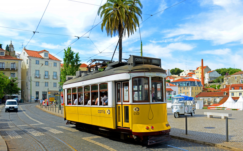 Антикварный трамвай в Лиссабоне, Португалия jigsaw puzzle in Автомобили и Мотоциклы puzzles on TheJigsawPuzzles.com