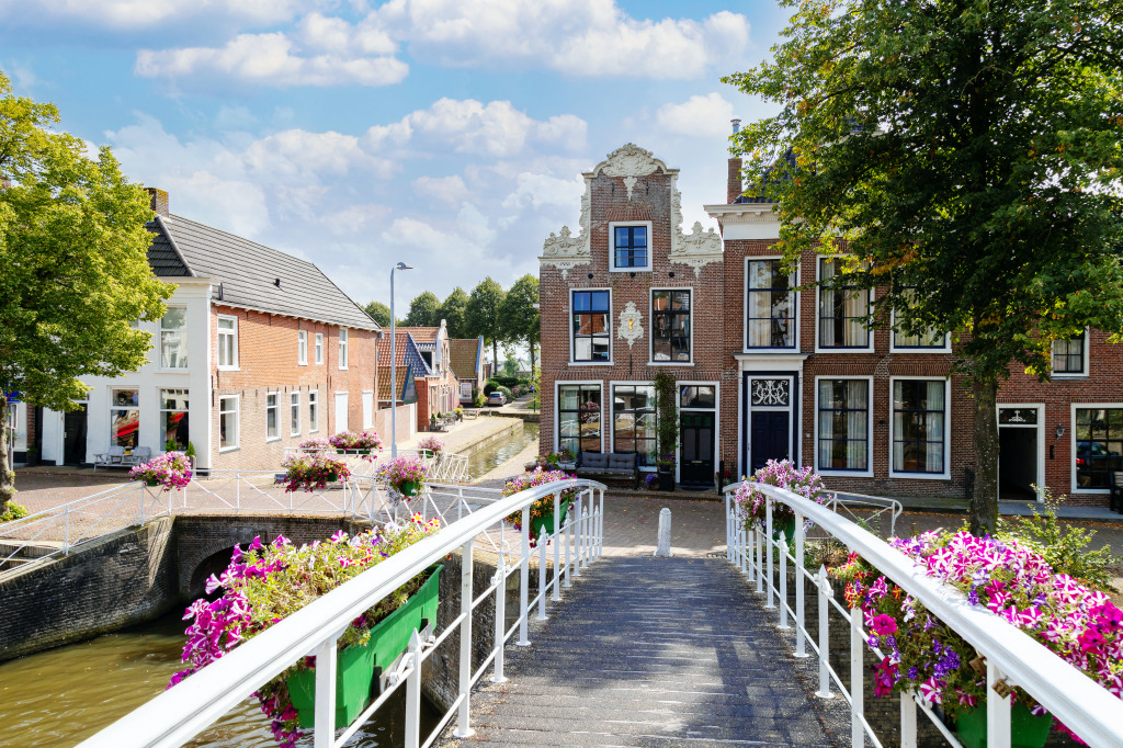 Ville pittoresque de Dokkum, Pays-Bas jigsaw puzzle in Ponts puzzles on TheJigsawPuzzles.com