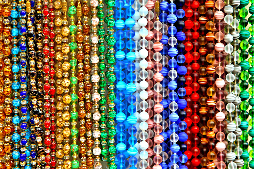 Halsketten aus Kristall und Glas aus Murano, Italien jigsaw puzzle in Handgemacht puzzles on TheJigsawPuzzles.com