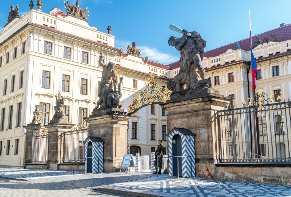Porte principale du château de Prague, République tchèque jigsaw puzzle in Châteaux puzzles on TheJigsawPuzzles.com