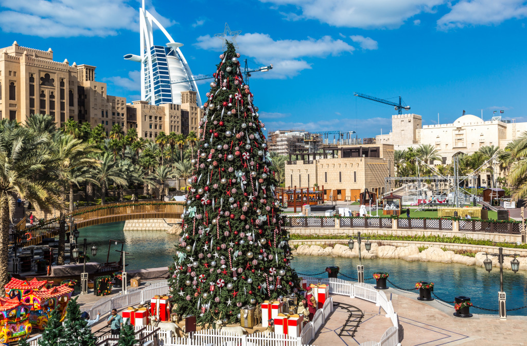 Weihnachtsbaum in Dubai, Vereinigte Arabische Emirate jigsaw puzzle in Weihnachten & Neujahr puzzles on TheJigsawPuzzles.com