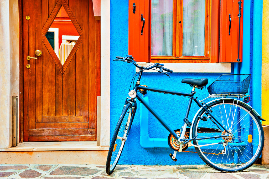 Bicicleta estacionada na Ilha de Burano, Veneza, Itália jigsaw puzzle in Carros & Motos puzzles on TheJigsawPuzzles.com