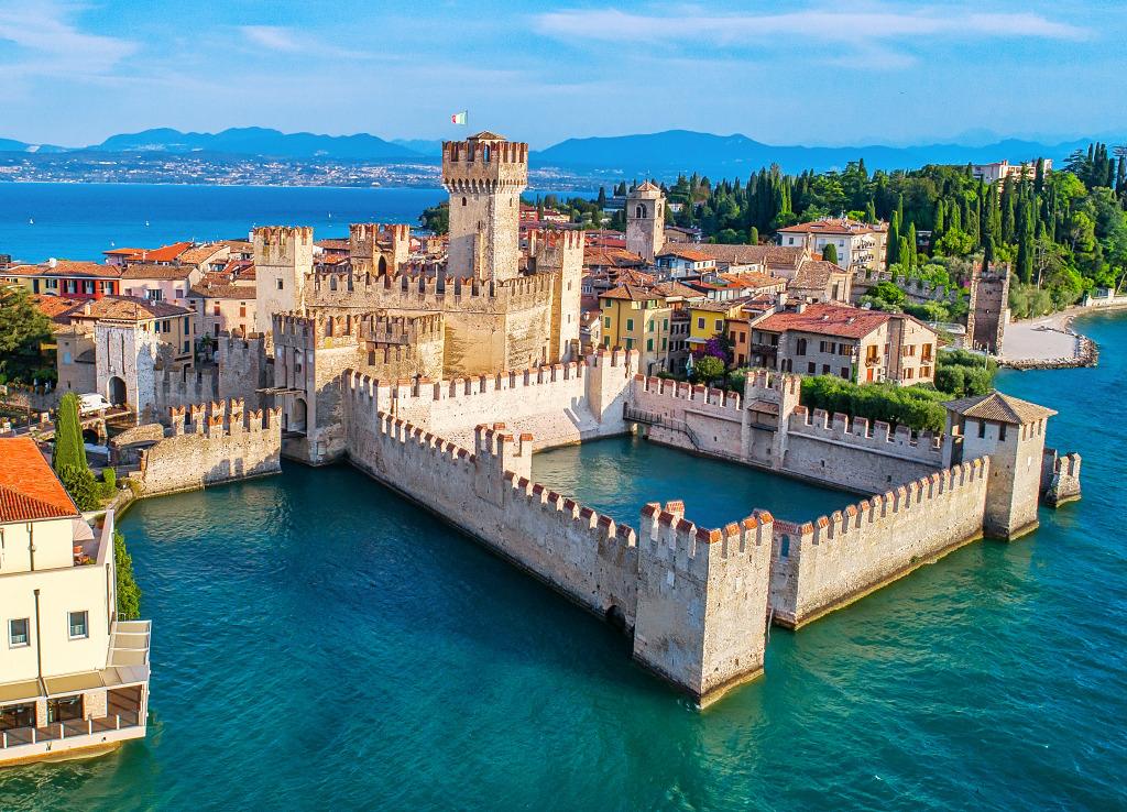 Vista aérea de Sirmione, Lago de Garda, Itália jigsaw puzzle in Castelos puzzles on TheJigsawPuzzles.com