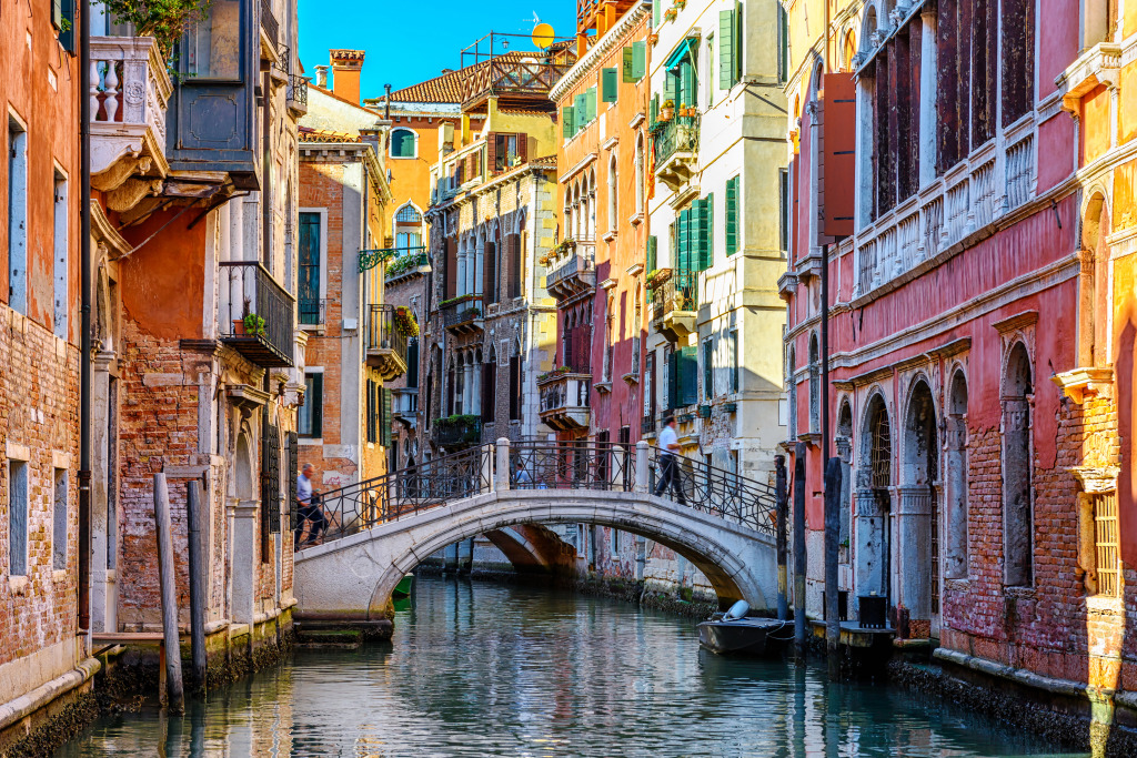 Canal étroit à Venise, Italie jigsaw puzzle in Ponts puzzles on TheJigsawPuzzles.com