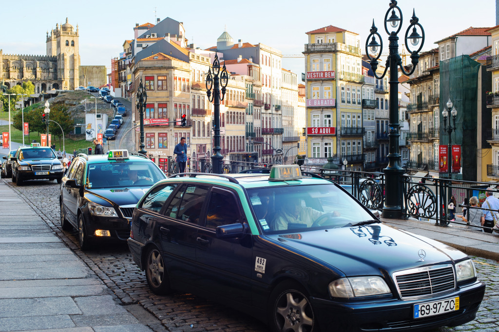Такси в ожидании пассажиров, Порту, Португалия jigsaw puzzle in Автомобили и Мотоциклы puzzles on TheJigsawPuzzles.com