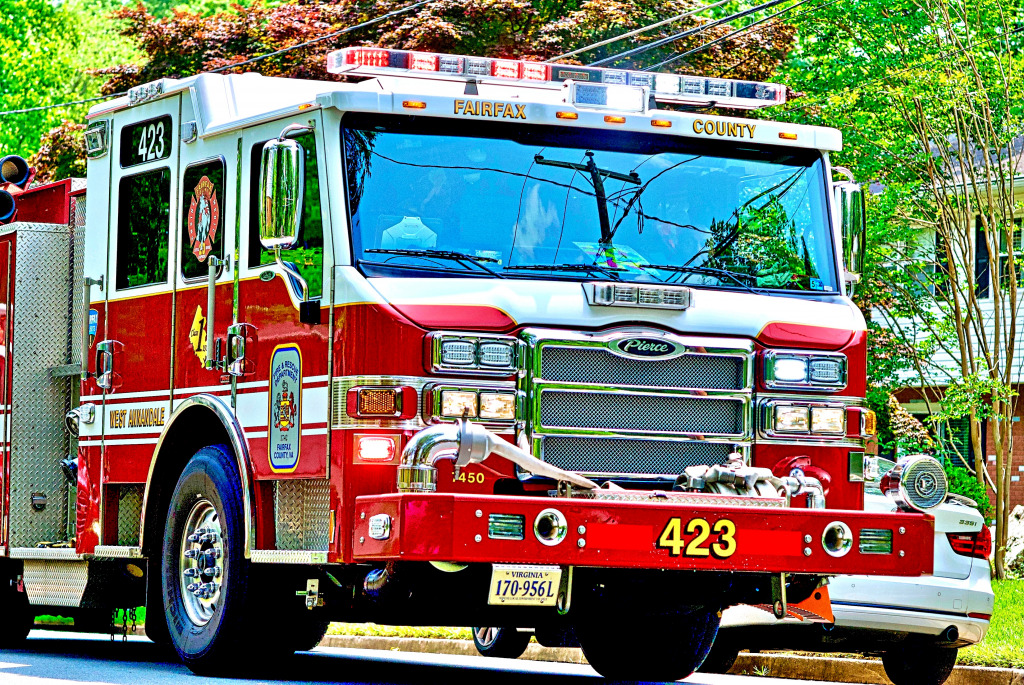 Пожарная служба Фэрфакса, Вирджиния, США jigsaw puzzle in Автомобили и Мотоциклы puzzles on TheJigsawPuzzles.com
