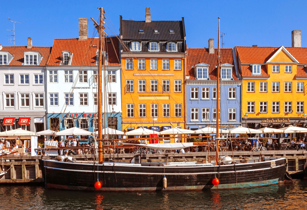 O famoso passeio marítimo de Nyhavn, Copenhaga jigsaw puzzle in Paisagens de Rua puzzles on TheJigsawPuzzles.com