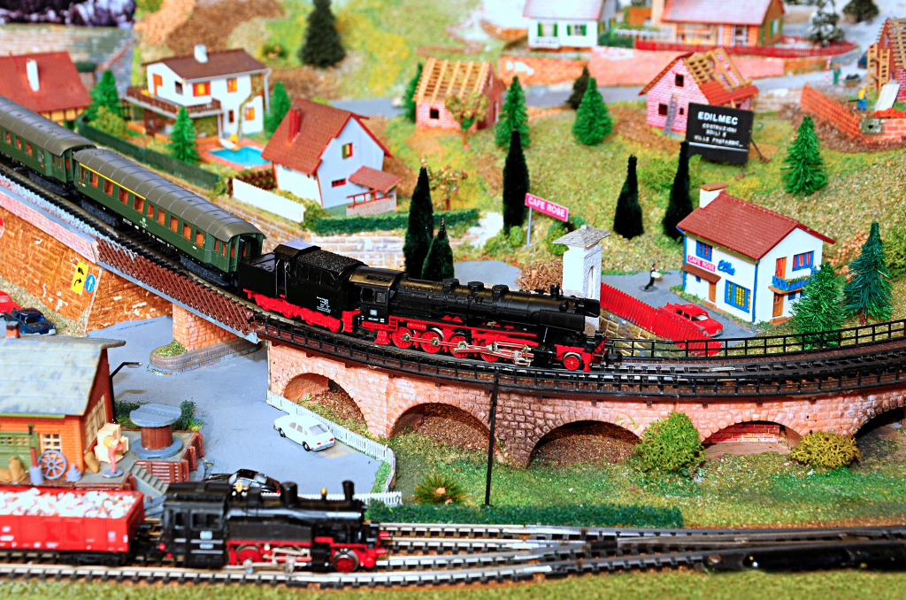 Miniatur-Eisenbahnmodell mit Zügen jigsaw puzzle in Makro puzzles on TheJigsawPuzzles.com