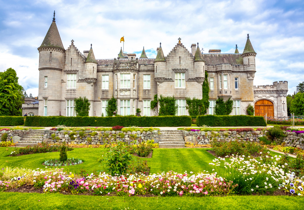 View of the Balmoral Castle jigsaw puzzle in Castles puzzles on TheJigsawPuzzles.com