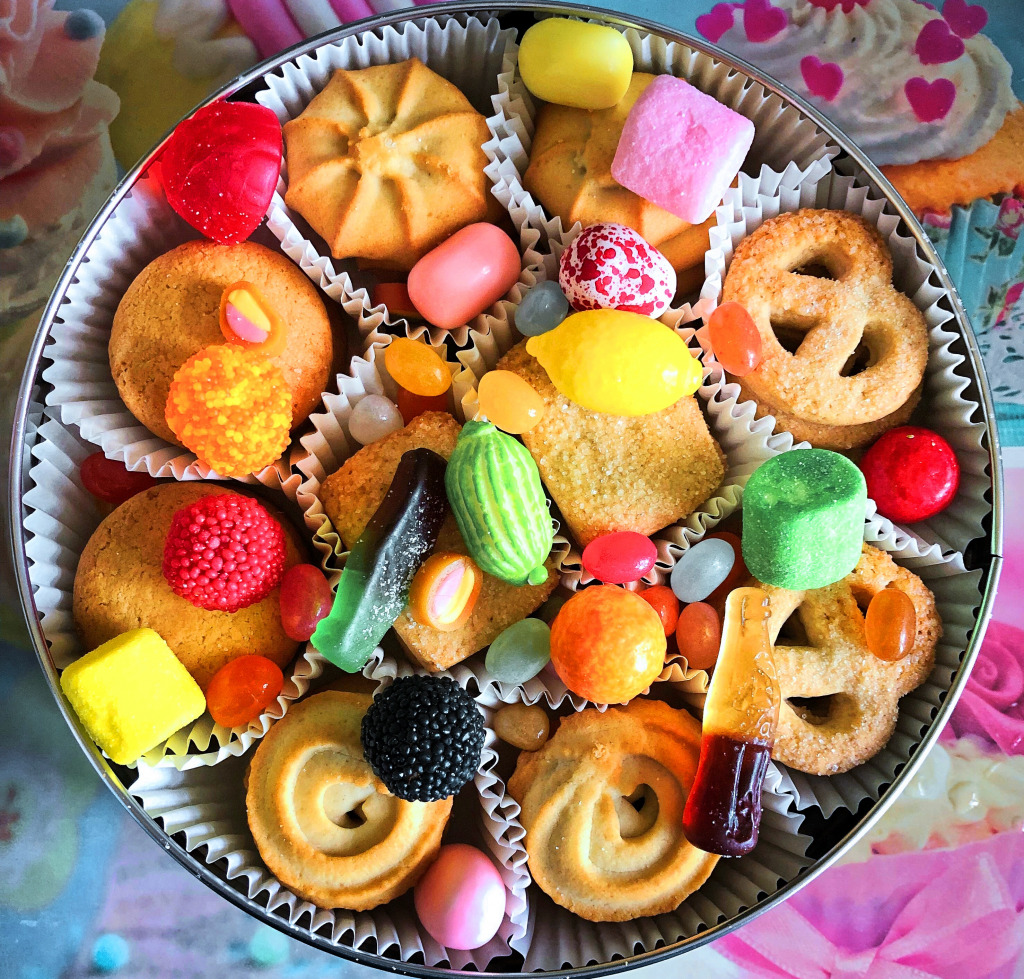 Round Box of Sweets jigsaw puzzle in Food & Bakery puzzles on TheJigsawPuzzles.com
