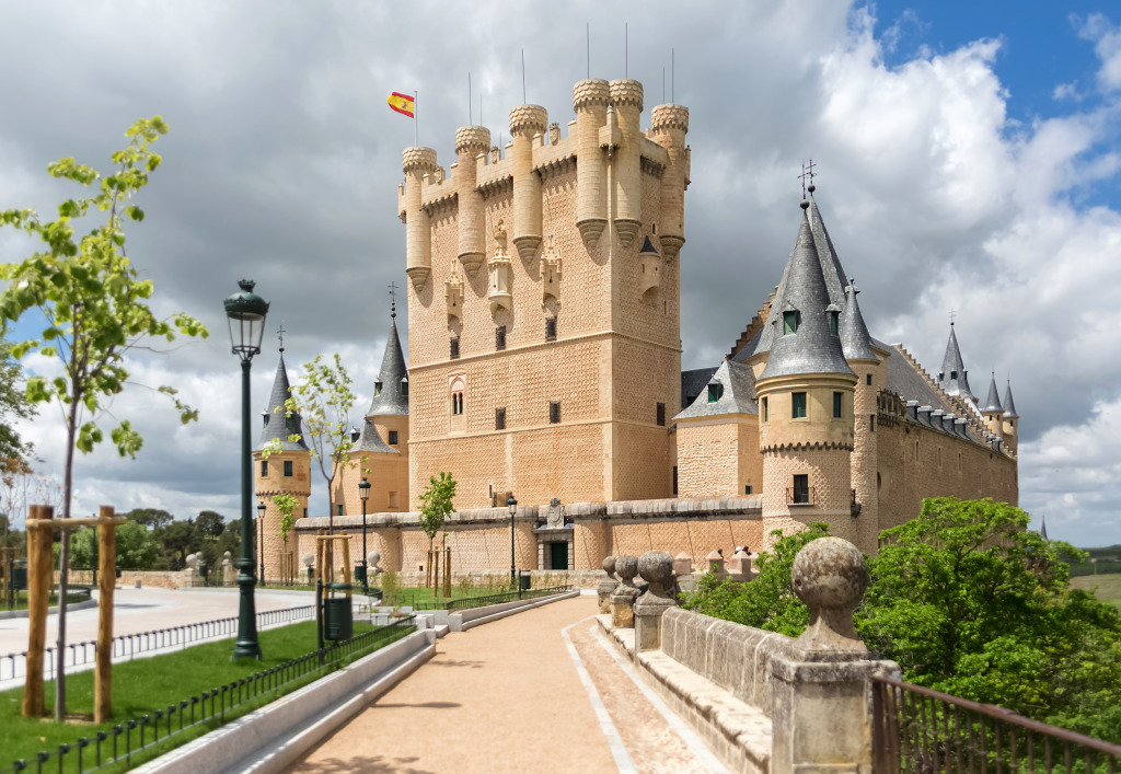 Mittelalterliche Burg Alcázar von Segovia jigsaw puzzle in Schlösser puzzles on TheJigsawPuzzles.com