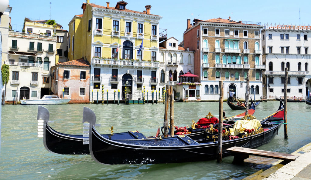 Gondolas in Venice jigsaw puzzle in Street View puzzles on TheJigsawPuzzles.com
