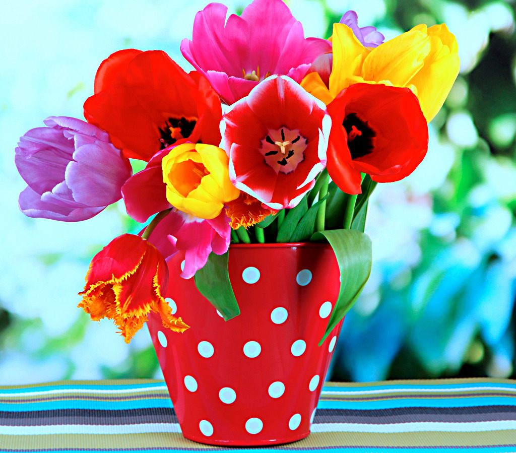 Bouquet of Tulips in a Polka Dot Vase jigsaw puzzle in Flowers puzzles on TheJigsawPuzzles.com