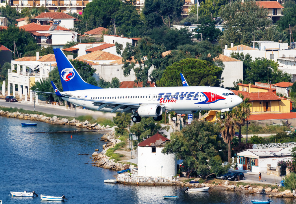 Boeing 737-800, Skiathos, Grécia jigsaw puzzle in Aviação puzzles on TheJigsawPuzzles.com