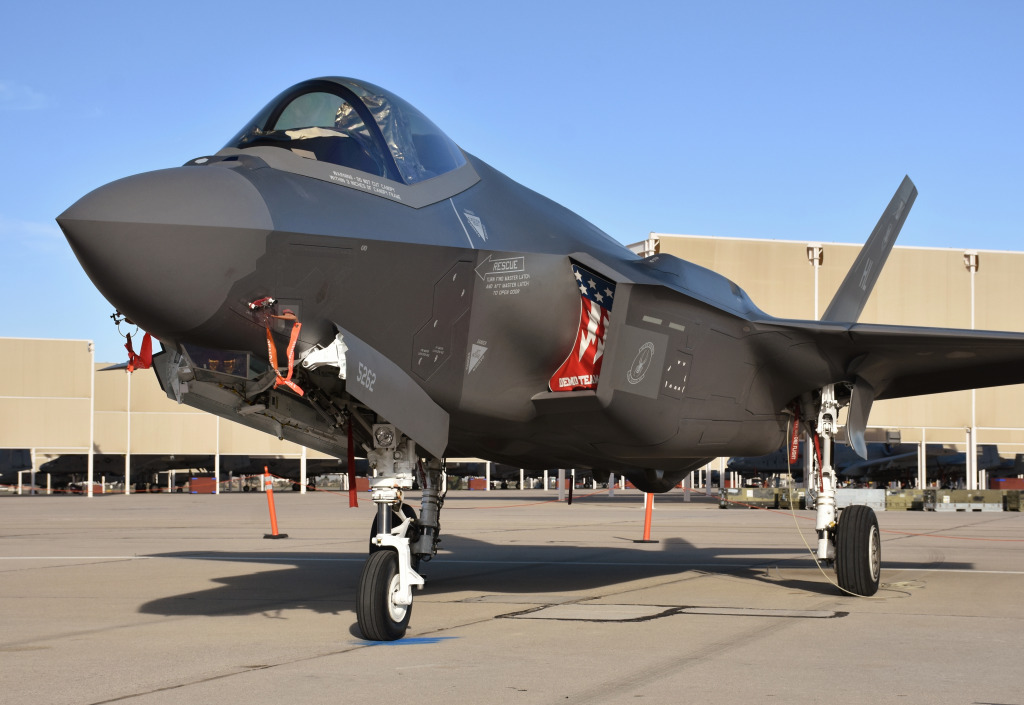 F-35 Joint Strike Fighter à Tucson, États-Unis jigsaw puzzle in Aviation puzzles on TheJigsawPuzzles.com