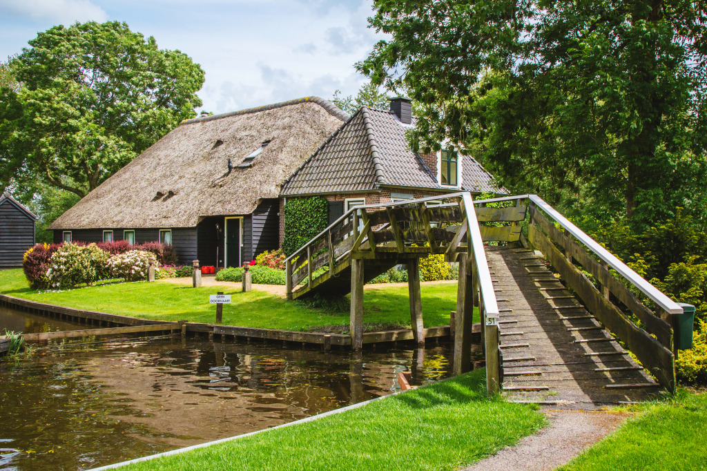 Water Channel in Giethoorn, the Netherlands jigsaw puzzle in Bridges puzzles on TheJigsawPuzzles.com