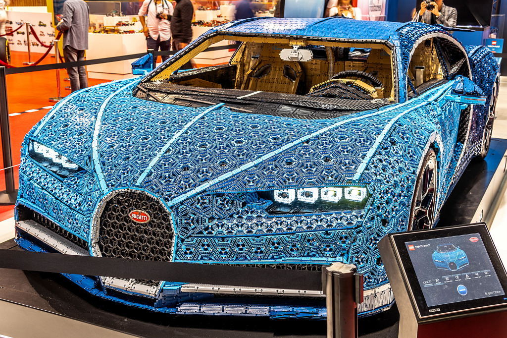 Bugatti Chiron auf dem Pariser Autosalon Mondial jigsaw puzzle in Autos & Motorräder puzzles on TheJigsawPuzzles.com