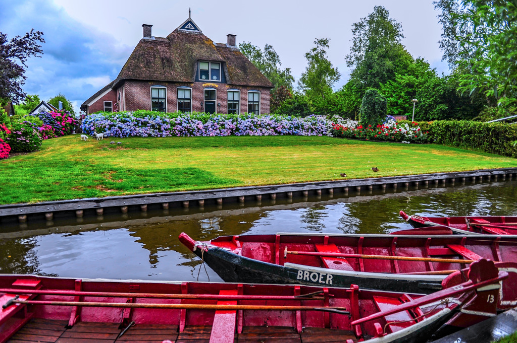 Dutch Rural House in Giethoorn, the Netherlands jigsaw puzzle in Puzzle of the Day puzzles on TheJigsawPuzzles.com