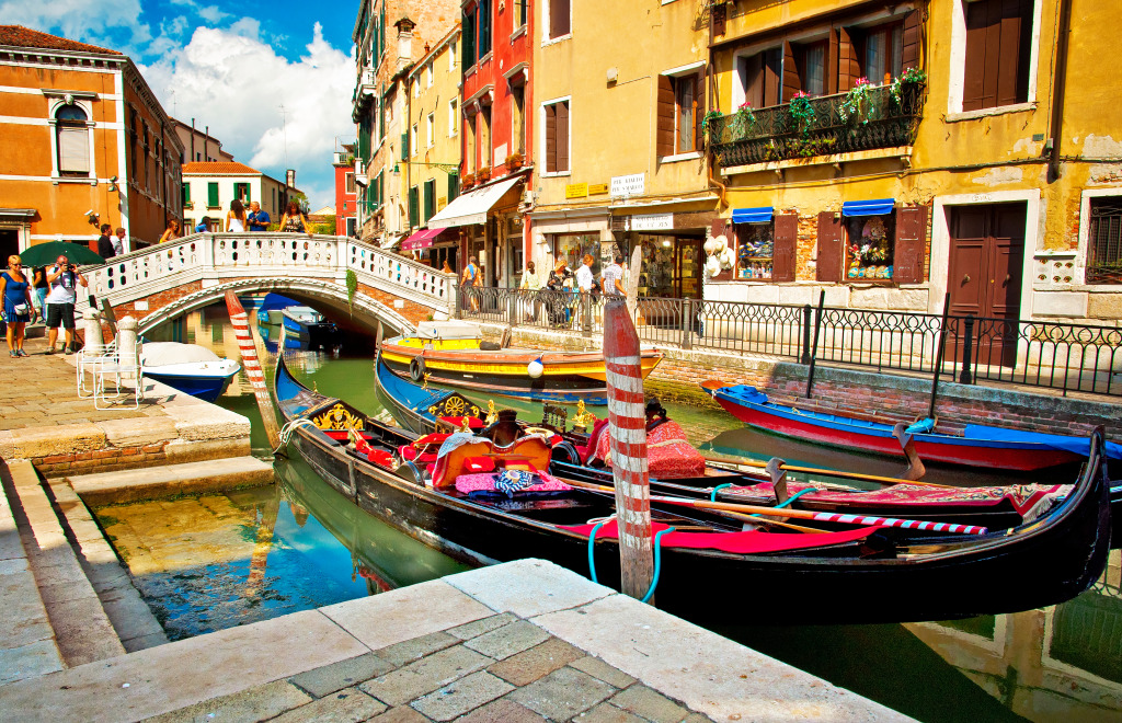 Canal estreito com um barco em Veneza, Itália jigsaw puzzle in Pontes puzzles on TheJigsawPuzzles.com
