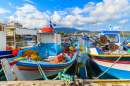 Bateaux de pêche colorés sur l’île de Samos, Grèce