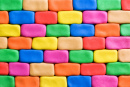 Mur fait de briques de pâte à modeler colorées