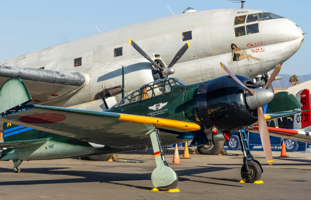 Curtiss C-46F 'China Doll' no Aeroporto de Camarillo jigsaw puzzle in Aviação puzzles on TheJigsawPuzzles.com