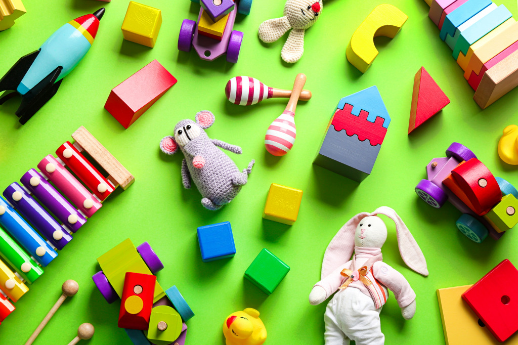 Детские игрушки на зеленом фоне jigsaw puzzle in Макросъёмка puzzles on TheJigsawPuzzles.com
