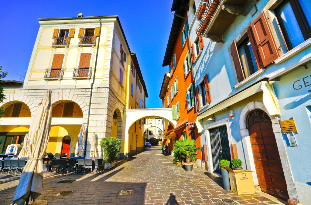 Desenzano Del Garda, Italie jigsaw puzzle in Paysages urbains puzzles on TheJigsawPuzzles.com