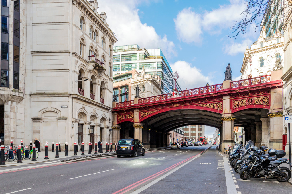 Londres. Fevereiro de 2020. Ponte do viaduto de Holborn e um táxi em Londres jigsaw puzzle in Pontes puzzles on TheJigsawPuzzles.com