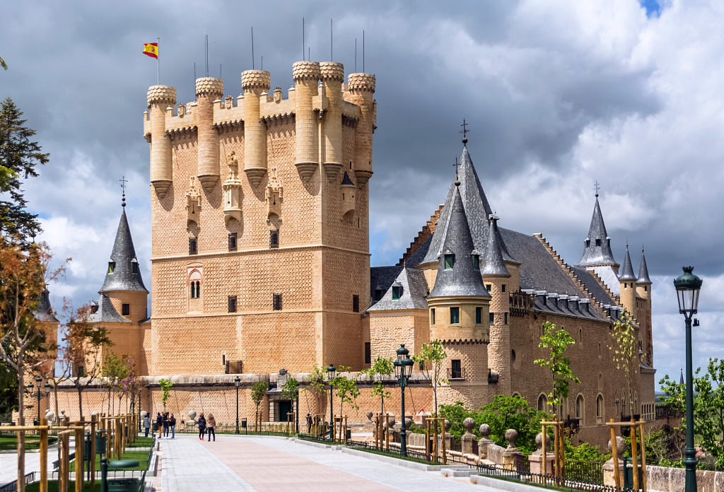 Spanish Medieval Castle Alcazar in Segovia jigsaw puzzle in Castles puzzles on TheJigsawPuzzles.com