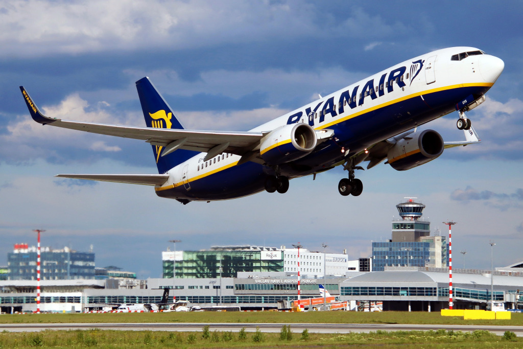 Boeing 737-800 Ryanair, Prague jigsaw puzzle in Aviation puzzles on TheJigsawPuzzles.com