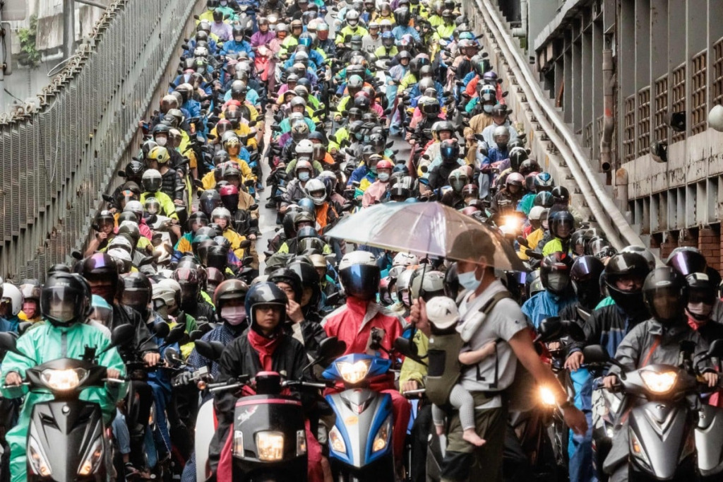 Taiwan Motorcyclists Scene jigsaw puzzle in Wei F Chen puzzles on TheJigsawPuzzles.com