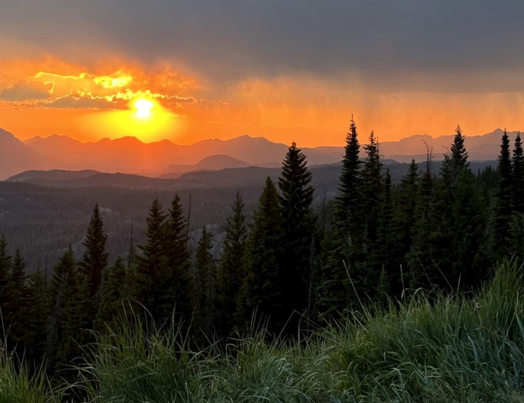 puzzle Beartooth Highway Sunset photo by Cindy Shaffer jigsaw puzzle in Kathy Durr puzzles on TheJigsawPuzzles.com