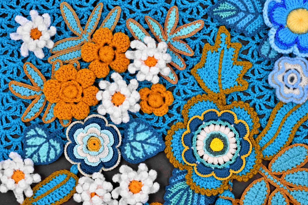 Flores de crochê em um fundo azul jigsaw puzzle in Artesanato puzzles on TheJigsawPuzzles.com