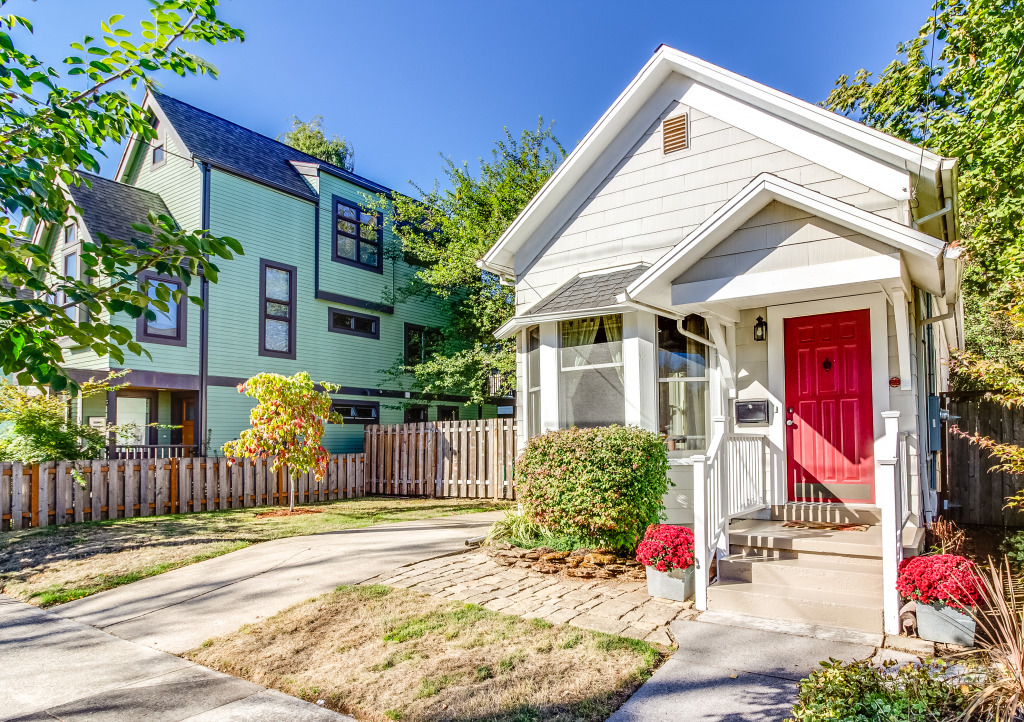 Portland Home with Charming Exterior jigsaw puzzle in Street View puzzles on TheJigsawPuzzles.com