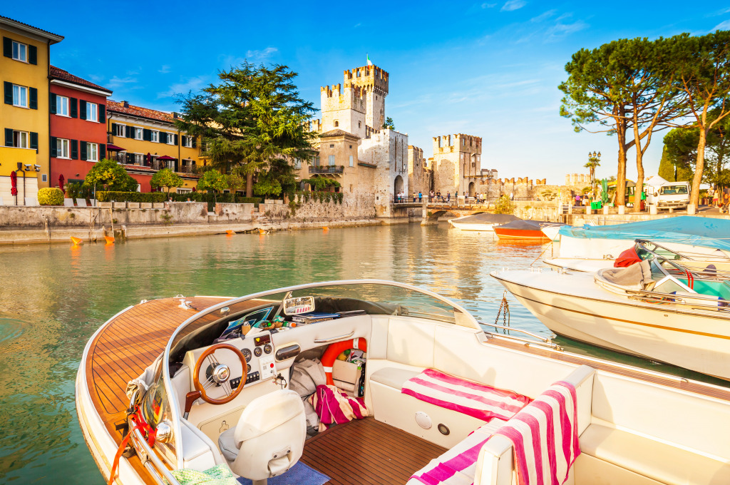 Bela Sirmione no Lago de Garda, Itália jigsaw puzzle in Castelos puzzles on TheJigsawPuzzles.com