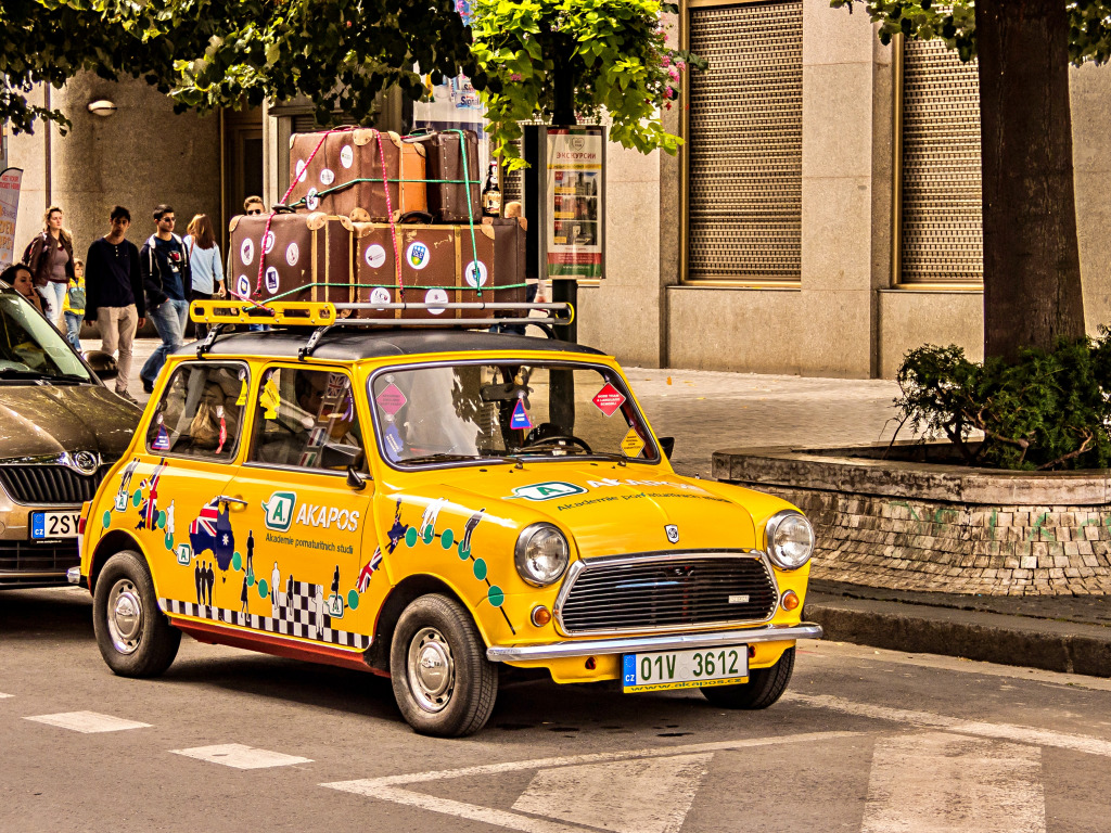 Carro amarelo do vintage em Praga, República Checa jigsaw puzzle in Carros & Motos puzzles on TheJigsawPuzzles.com