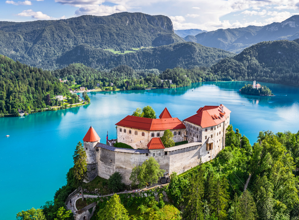 Luftaufnahme der Burg von Bled, Slowenien jigsaw puzzle in Schlösser puzzles on TheJigsawPuzzles.com