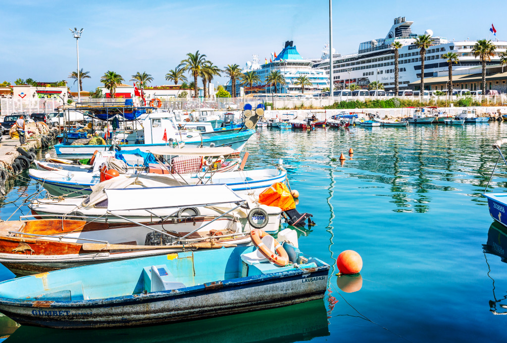 Kreuzfahrtschiffe und Boote im Hafen von Kusadasi jigsaw puzzle in Großartige Landschaften puzzles on TheJigsawPuzzles.com