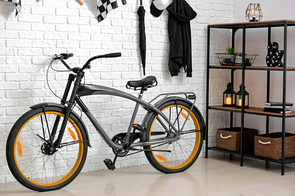 Vélo noir dans une pièce avec un mur de briques claires jigsaw puzzle in Voitures et Motos puzzles on TheJigsawPuzzles.com