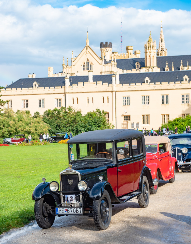 Rallye-Show im Schlossgarten von Lednice, Tschechien jigsaw puzzle in Schlösser puzzles on TheJigsawPuzzles.com