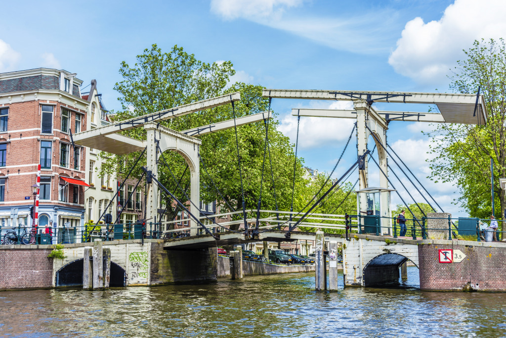 Uma ponte móvel em Amsterdã, Holanda jigsaw puzzle in Pontes puzzles on TheJigsawPuzzles.com