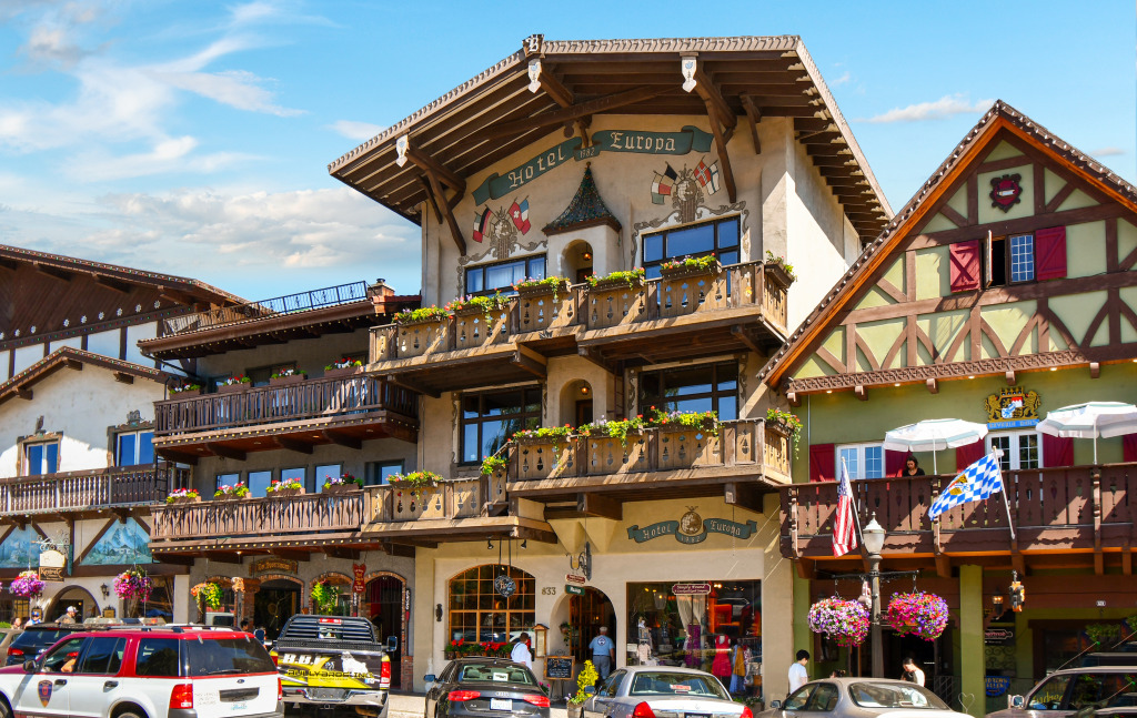 Bayerische Gebäude in Leavenworth, USA jigsaw puzzle in Straßenansicht puzzles on TheJigsawPuzzles.com