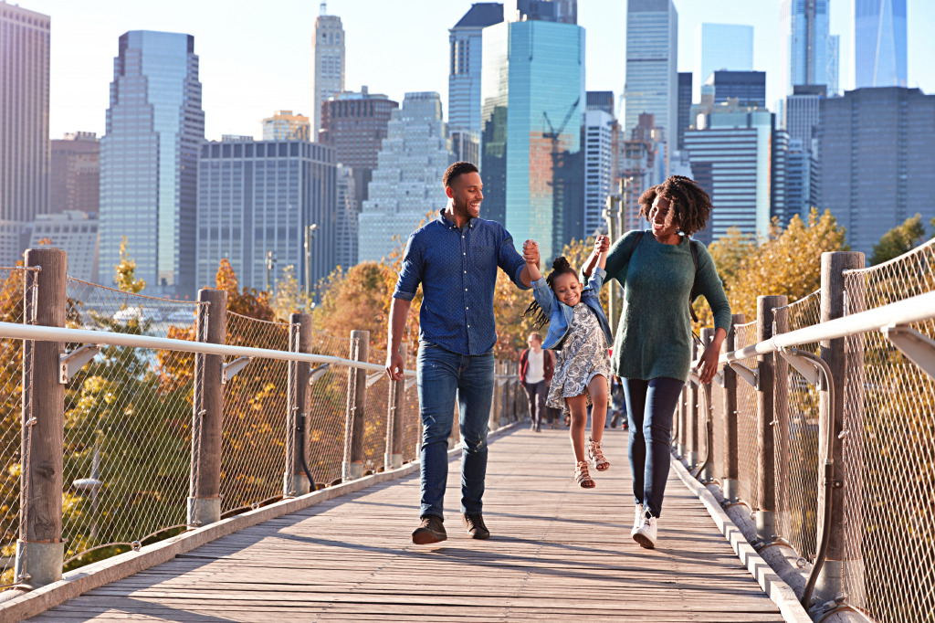 Junge Familie geht auf einer Fußgängerbrücke jigsaw puzzle in Menschen puzzles on TheJigsawPuzzles.com