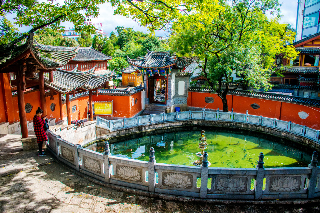 Templo budista na cidade velha de Lijiang, China jigsaw puzzle in Pontes puzzles on TheJigsawPuzzles.com